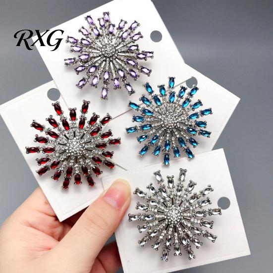 Three-dimensional Brooch Rhinestone Radial Flower Pin, Decorative Zinc Alloy Lapel Sweater Women Metal Cardigan Coat Suits Clothing Accessories,