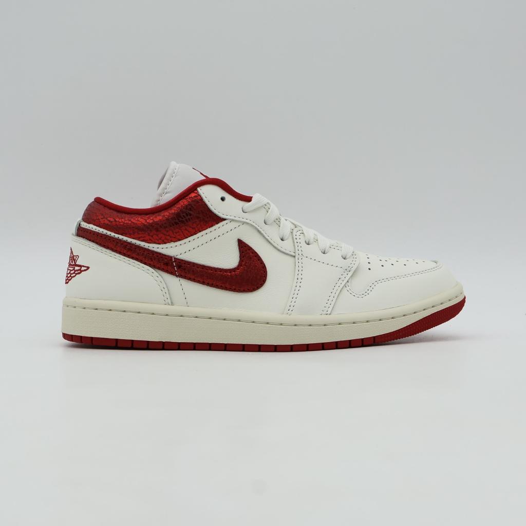 HJ9338-106 Nike Air Jordan 1 Low SE Sail Team Red Varsity Red (Da donna)