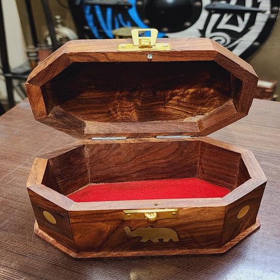 Vakkert stylistdesign av tre Håndlaget smykkeskrin i tre og messing. Julegave