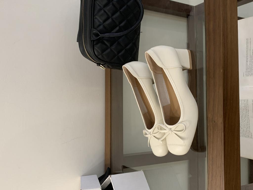 Soft and thick-heeled women's shoes 2025 autumn new products, Dongdaemun, South Korea, personalized embossed square head, shallow mouth commuting OL