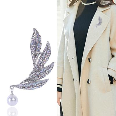Creative Design Personality Swan Feather Pin Brooch Pearl Corsage Temperament Cardigan Coat Women 'S Anti Lighting PinPersonality Jewelry