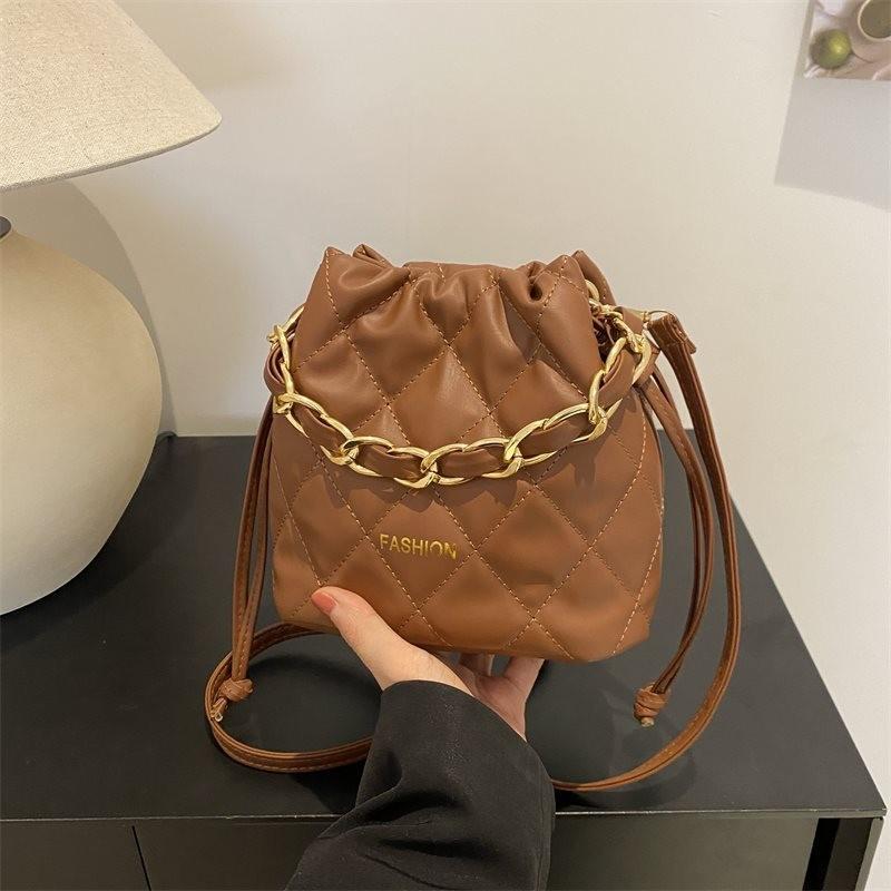 

Роскошная бархатная сумка-ведро с цепочкой-ремнем, идеально подходящая для весенней моды и повседневного использования коричневый