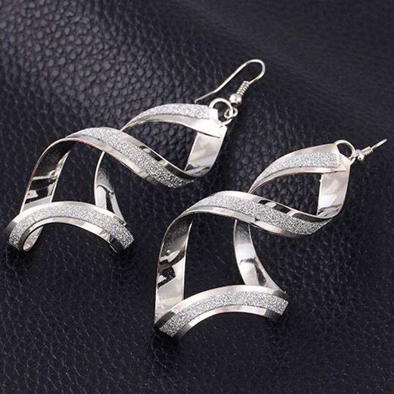 

Европейские и американские модные матовые серьги-восьмибуквы для ночных клубов для женщин серебряный