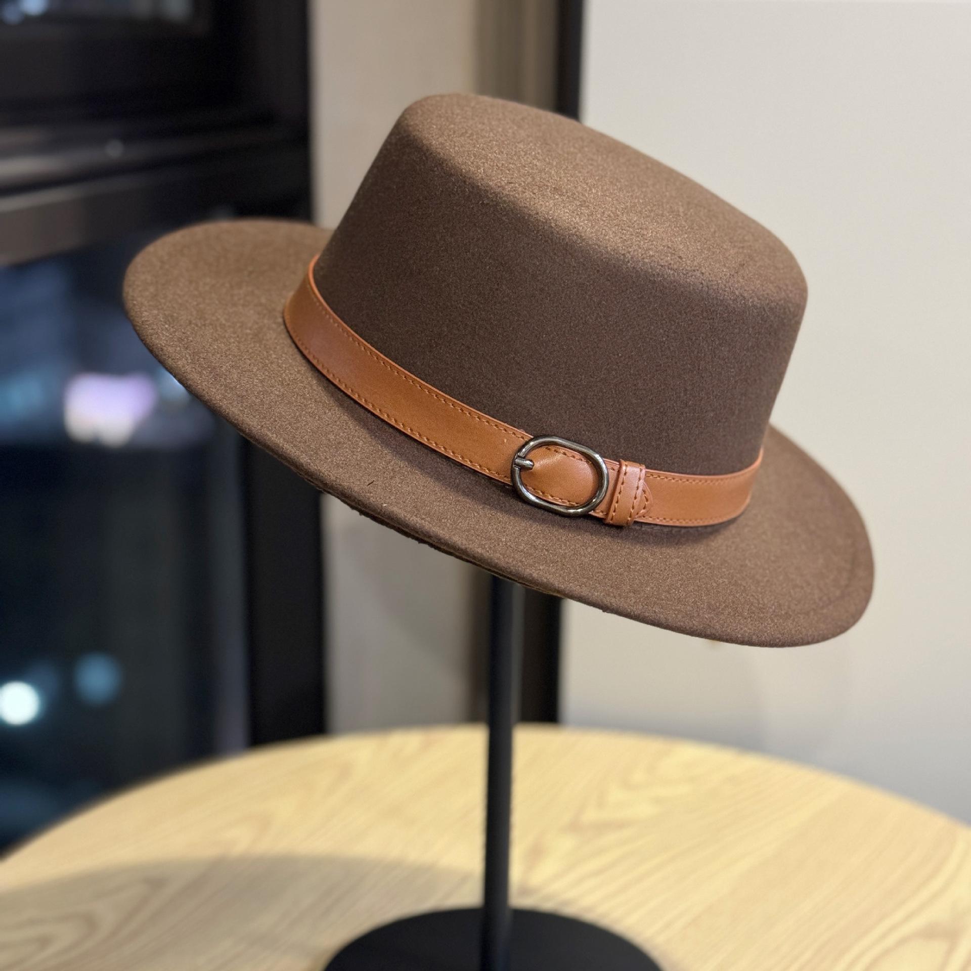 

Новая шерстяная шляпа в британском стиле ретро для женщин, модная и универсальная, с пряжкой на ремне, с плоским верхом, европейская и американская джазовая шляпа для мужчин Adjustable