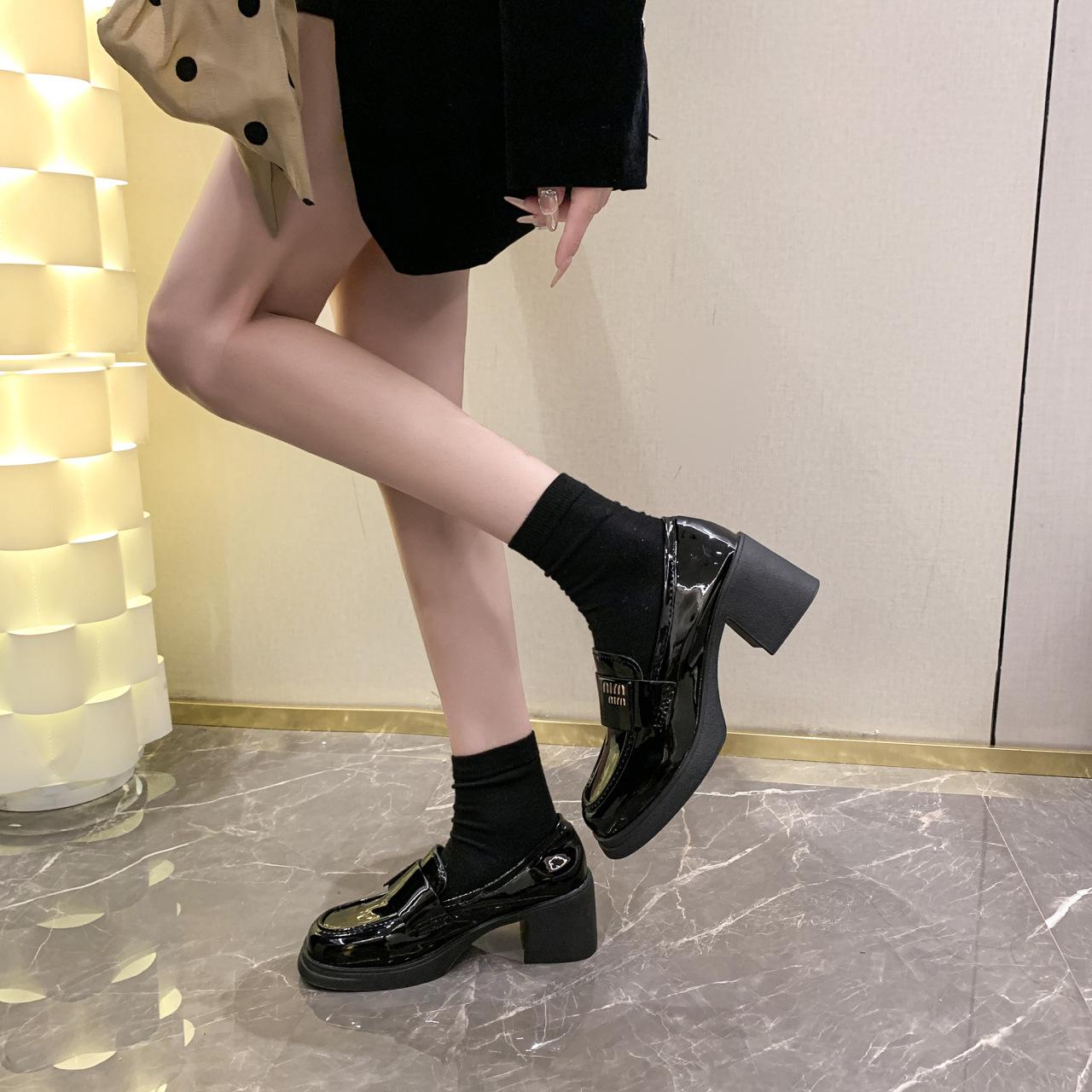 

Универсальная женская обувь туфли на высоком каблуке лоферы маленькие кожаные туфли 2025 новая модель толстый каблук осень британский стиль универсальные туфли одинарки высокой ценности 35