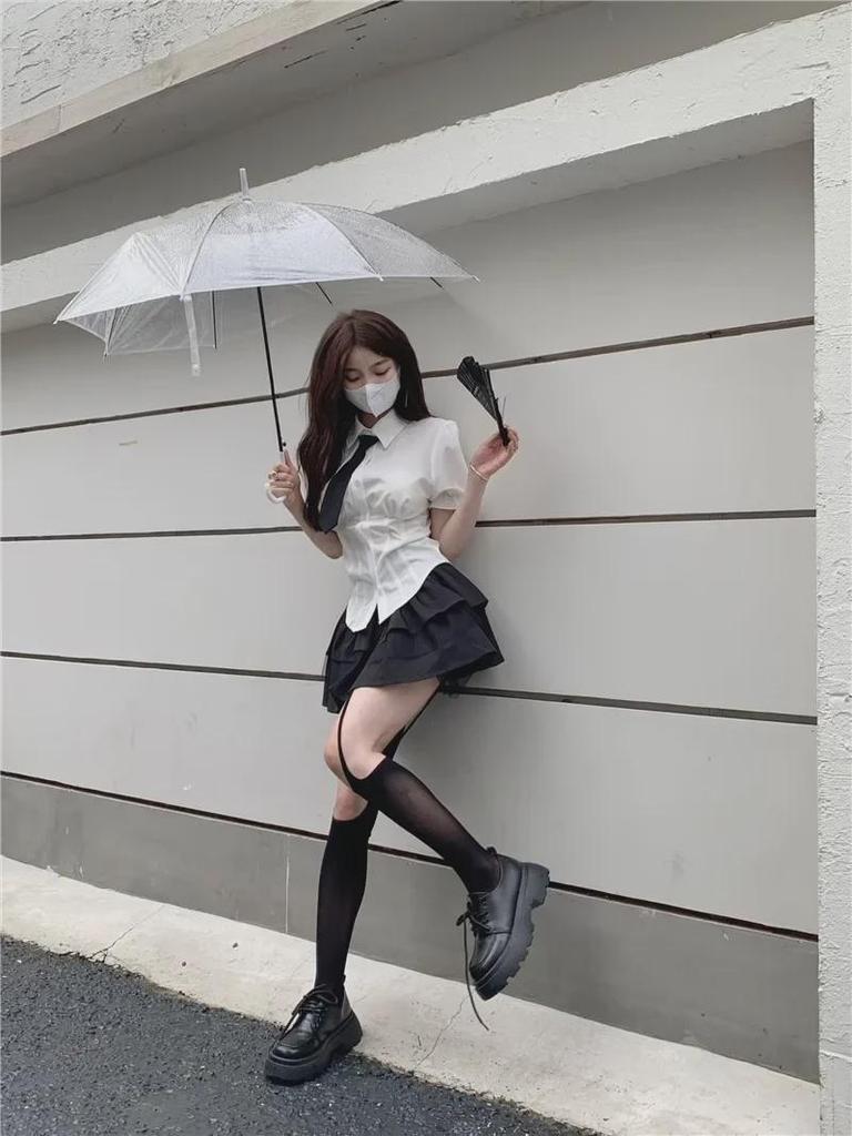 Dámská drobná černá áčková sukně s vysokým pasem přes boky - vysokoškolský styl, léto 2025