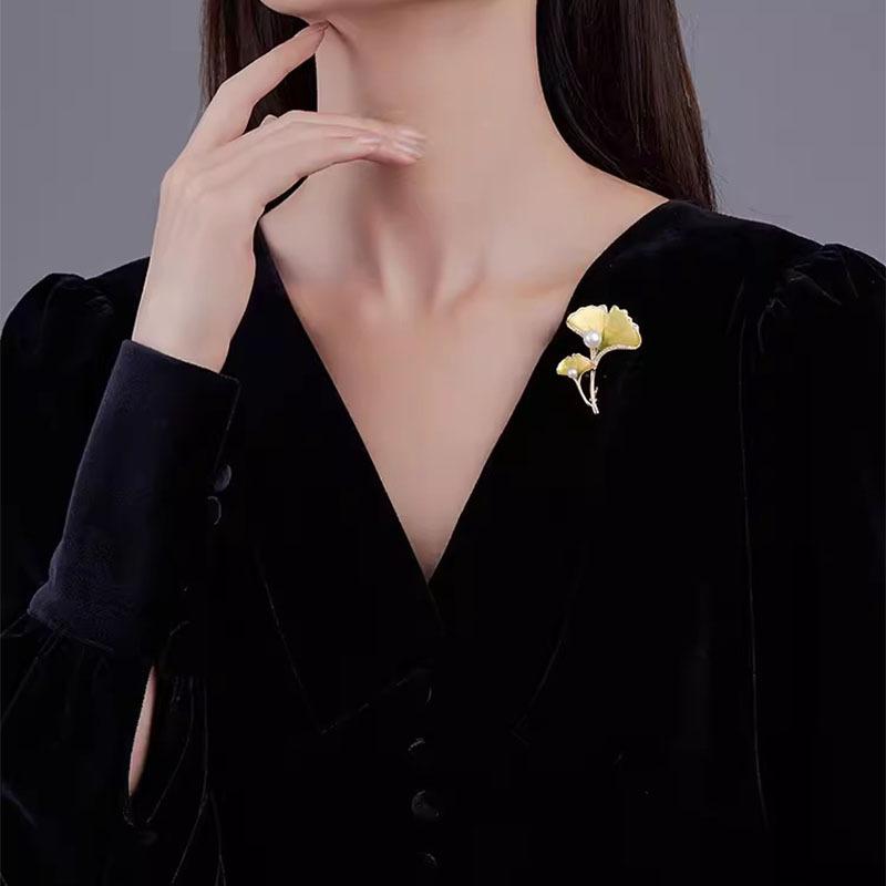 Chinese-style Enamel Ginkgo Leaf Brooch, High-end Women's Exquisite Pearl Brooch, Elegant Brooch