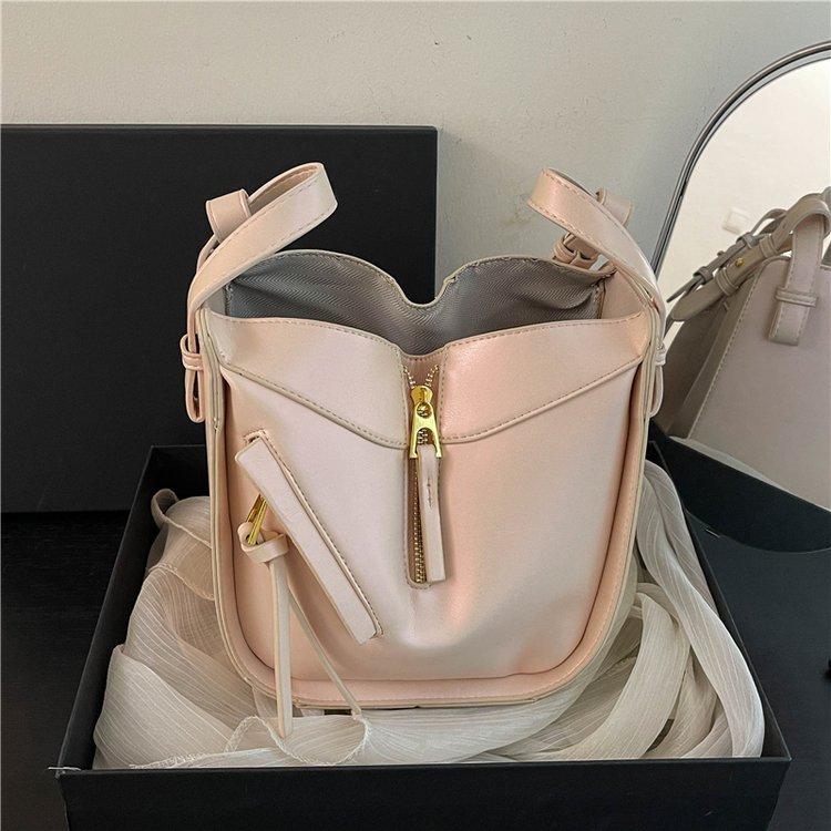 2025 autumn and winter new fashion high sense casual simple trendy women's bag texture niche versatile messenger bag handbag