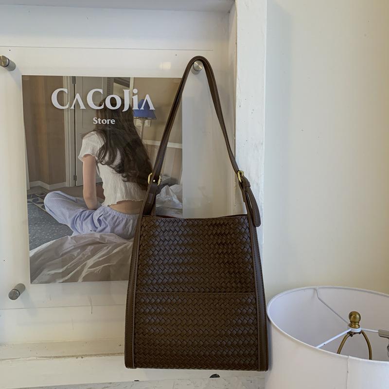 Premium retro woven bucket bag, new large-capacity shoulder tote bag, casual lazy style underarm bag.