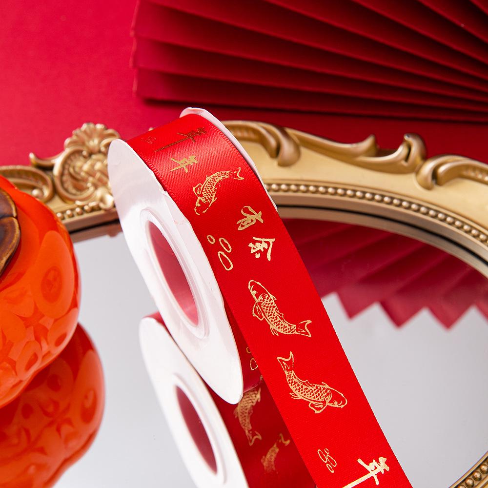 

Красная лента «С Новым годом»: Праздничные благословения для упаковки и цветочных подарков