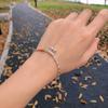 Weihnachts-Bambusglöckchen-Armband: Olivenkerndesign mit hochwertiger, schlichter Eleganz