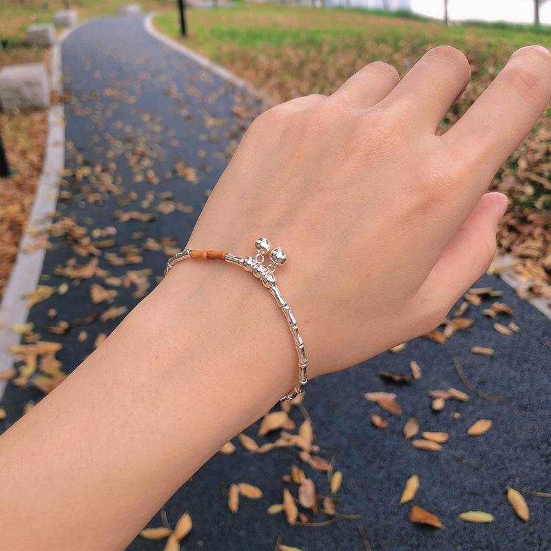Weihnachts-Bambusglöckchen-Armband: Olivenkerndesign mit hochwertiger, schlichter Eleganz