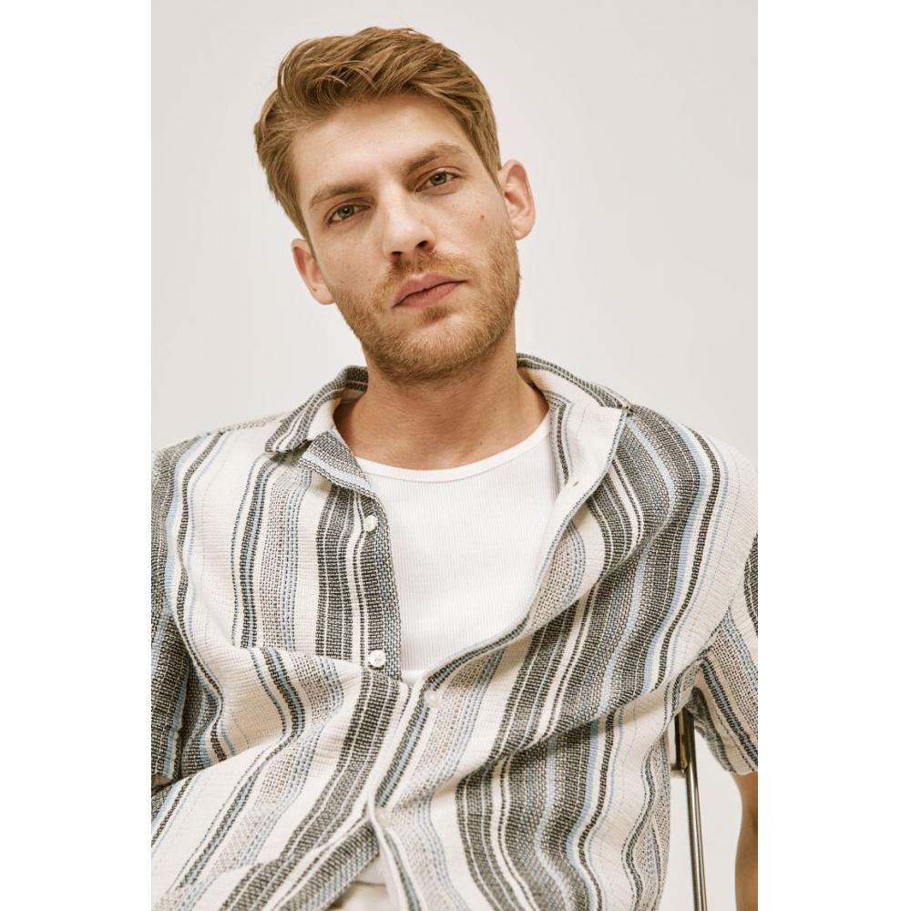 

Текстурированная походная рубашка стандартного кроя HM серо-голубая полоска