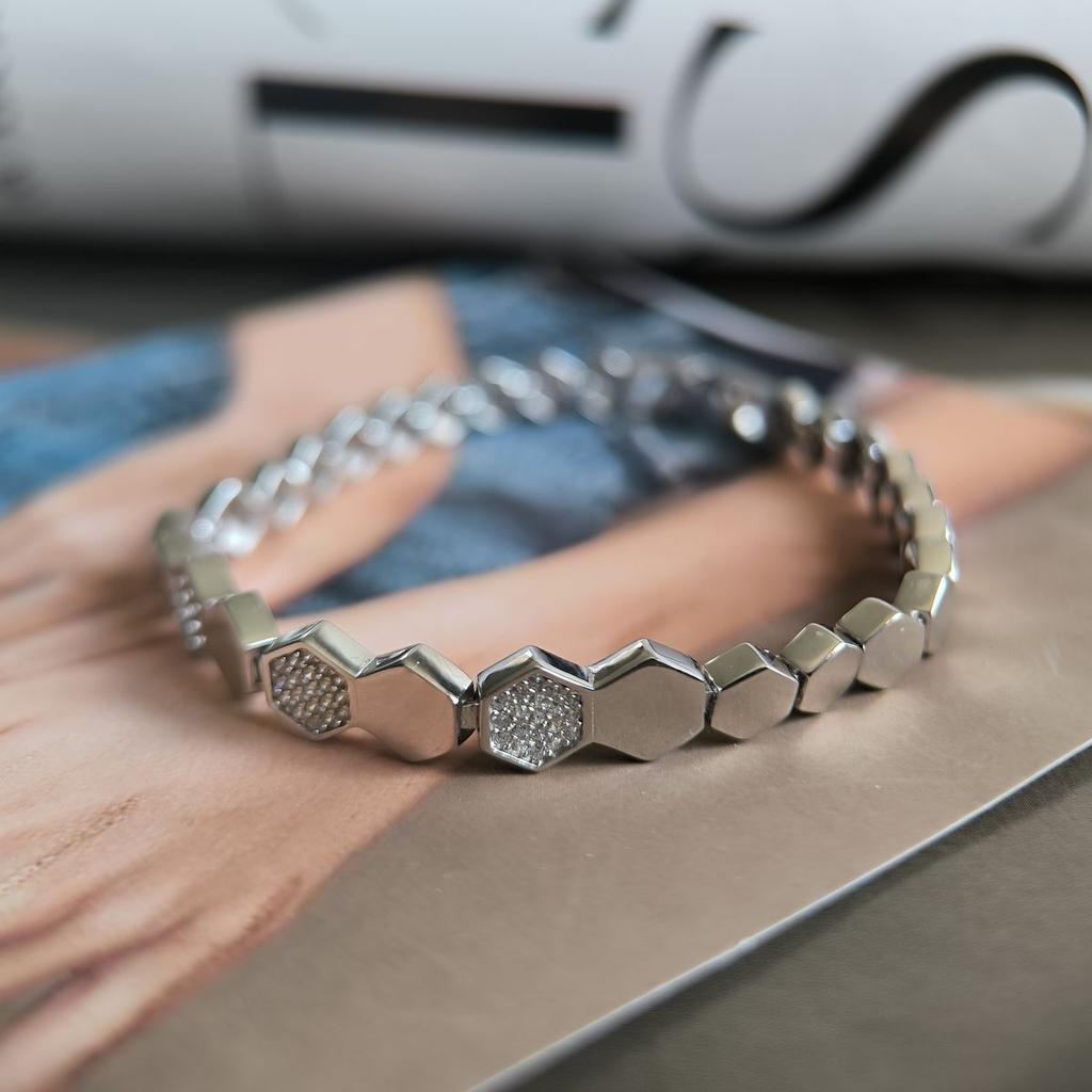 Silver Bracelet with Cubic Zirconia, Item Weight 12.09 G (2191803)