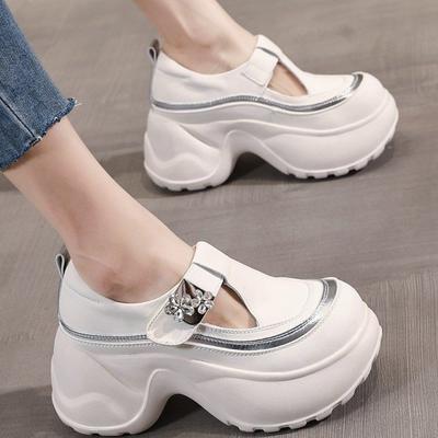 Pelle morbida suola spessa aumento altezza interna superficie in pelle scarpe basse da donna autunno 2025 nuove traspiranti tacco inclinato casual traforate scarpe bianche