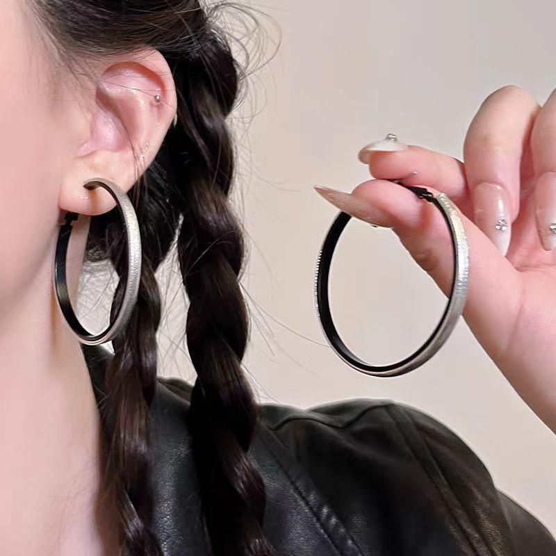 2025 Trendy High-End Retro Earrings: Autumn/Winter Design