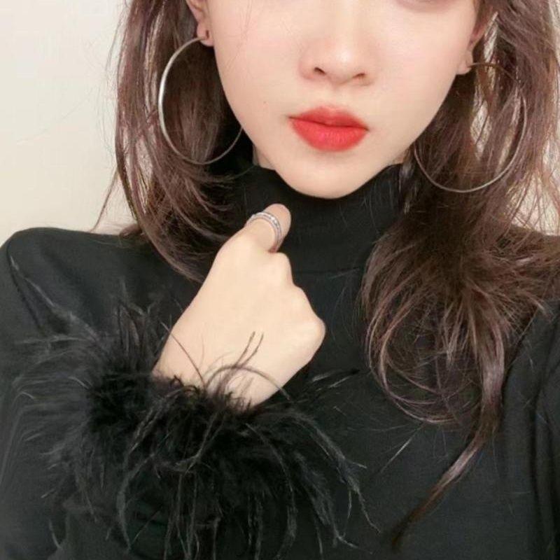 Sametový top bílé barvy slim fit s vysokým límcem, patchworkem a dlouhým rukávem - Podzim/Zima 2024