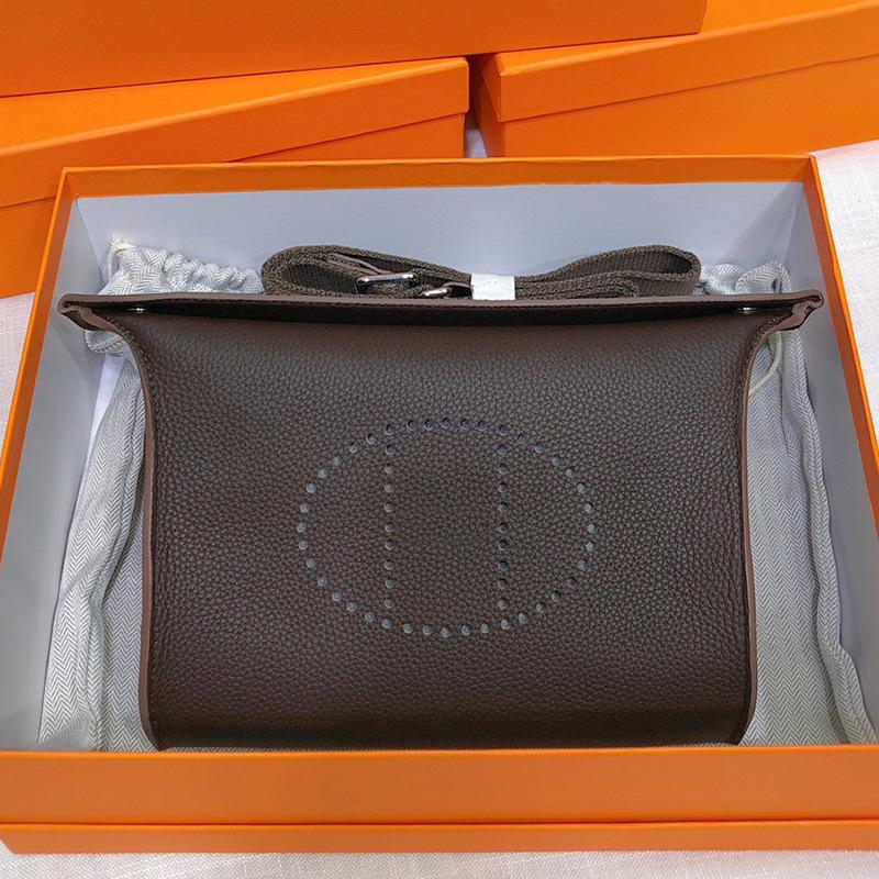 High-end versatile first-layer cowhide bag, dinner plate bag, genuine leather unisex bag, casual shoulder messenger bag.