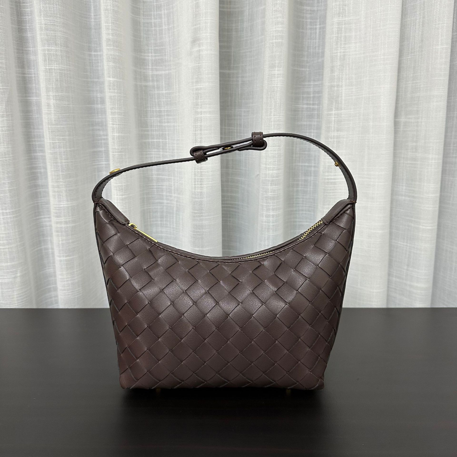 

2024 spring and summer new fashionable versatile hand-woven handbag shoulder armpit bag Internet celebrity dumpling bag of the same style 20*13*9.5cm