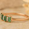 Pierścionek z szmaragdem Bagietkowym i okrągłymi cyrkoniami – Pierścionek Half Eternity w stylu vintage – Pierścionek rocznicowy z zielonym kamieniem szlachetnym – Biżuteria ze srebra próby 925 pokrytego różowym złotem – Prezent