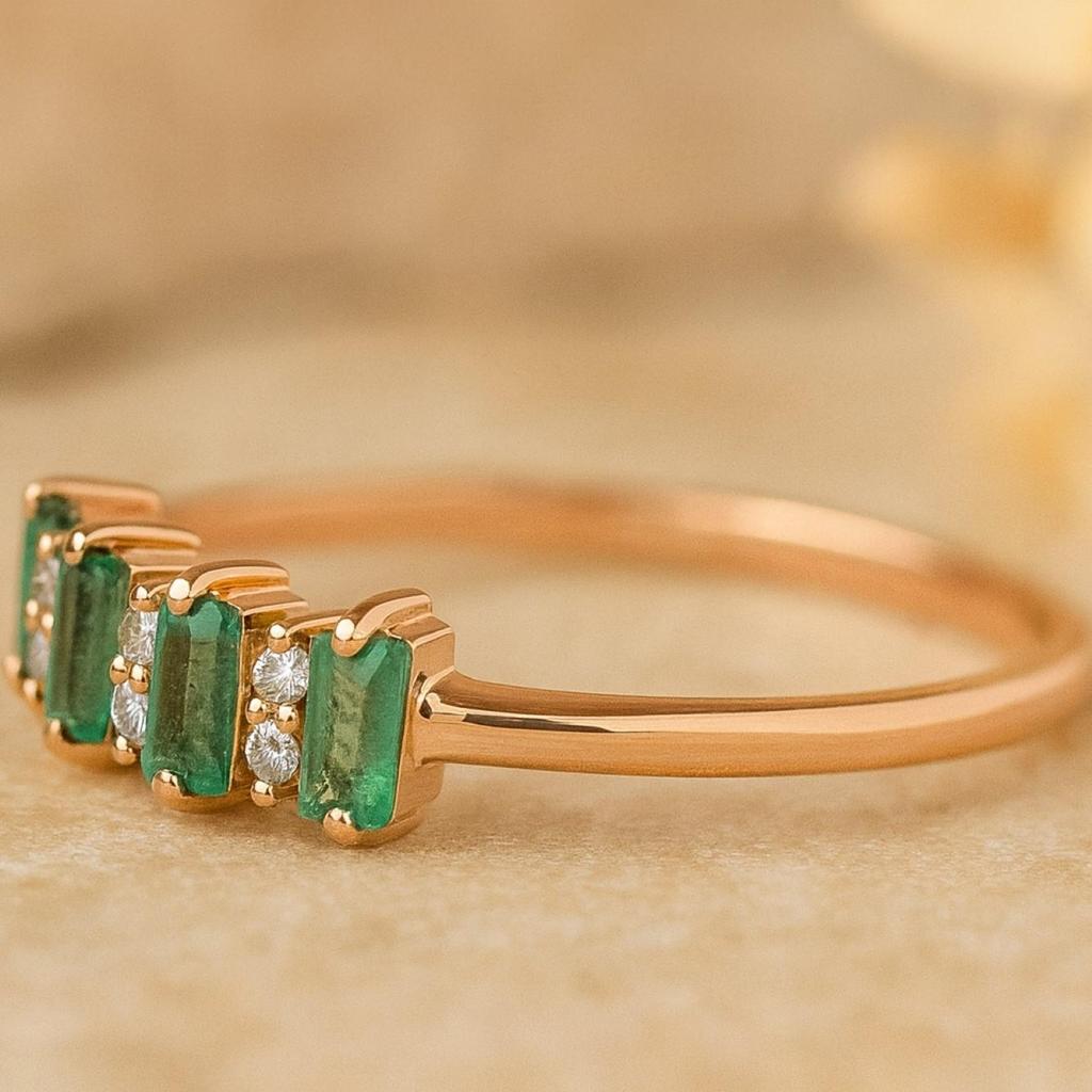 Pierścionek z szmaragdem Bagietkowym i okrągłymi cyrkoniami – Pierścionek Half Eternity w stylu vintage – Pierścionek rocznicowy z zielonym kamieniem szlachetnym – Biżuteria ze srebra próby 925 pokrytego różowym złotem – Prezent