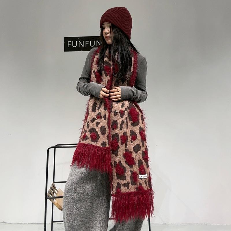 

Leopard print wool scarf women s autumn and winter high-end cashmere shawl Spice girl romantic Su thickened warm scarf 26*180cm червоний