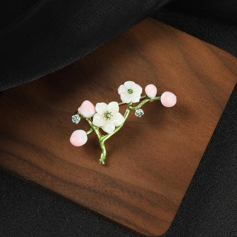 

Chinese style niche design sense shell plum flower brooch high-end retro temperament pin suit sweater accessories women