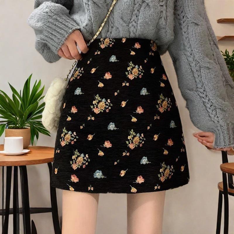 High-Waist Floral Print A-Line Midi Skirt for Women - Retro Hong Kong Style, Versatile and Slimming Design for Autumn/Winter