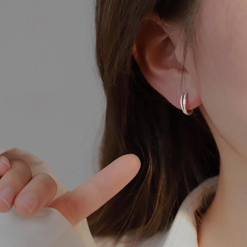 2024 Trend Women's Light Luxury Wave Ear Cuffs - High-End Fashion Hoops with Niche Design