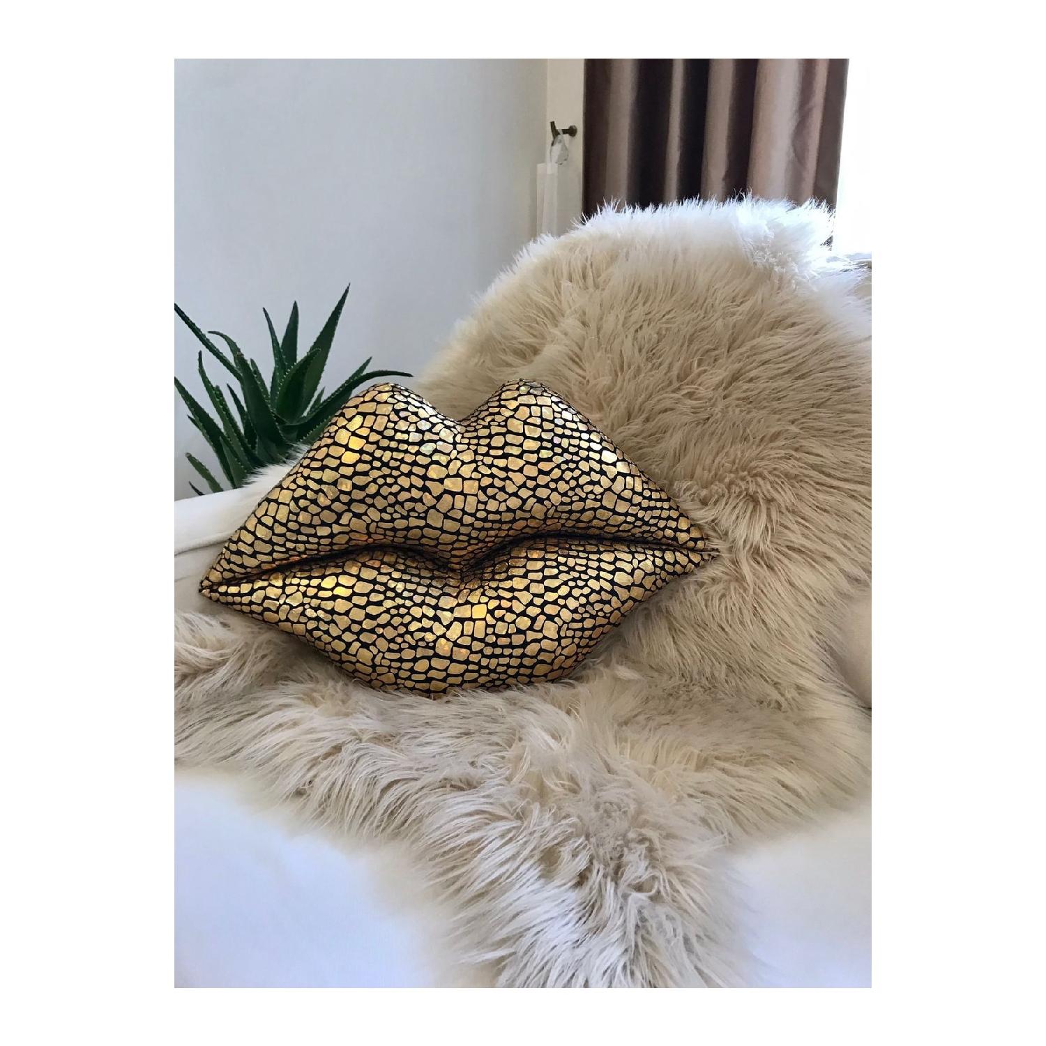 

Подушка для губ с каменным узором золотой