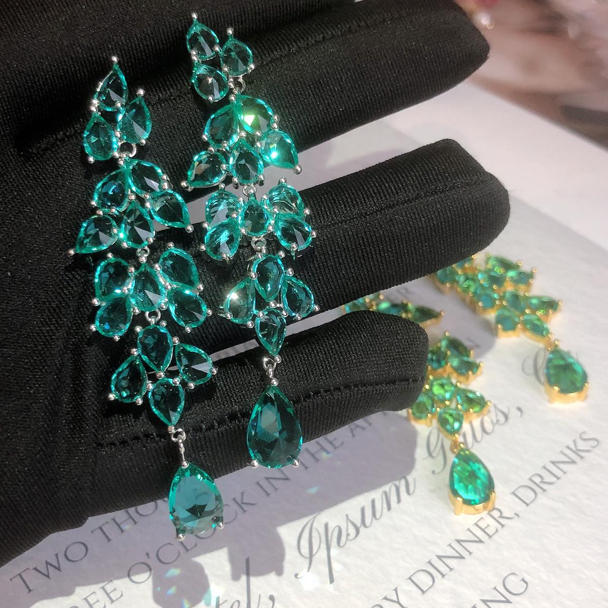 

Праздничные серьги-кисточки цвета павлиньего пера: Роскошный дизайн с покрытием из 18-каратного золота