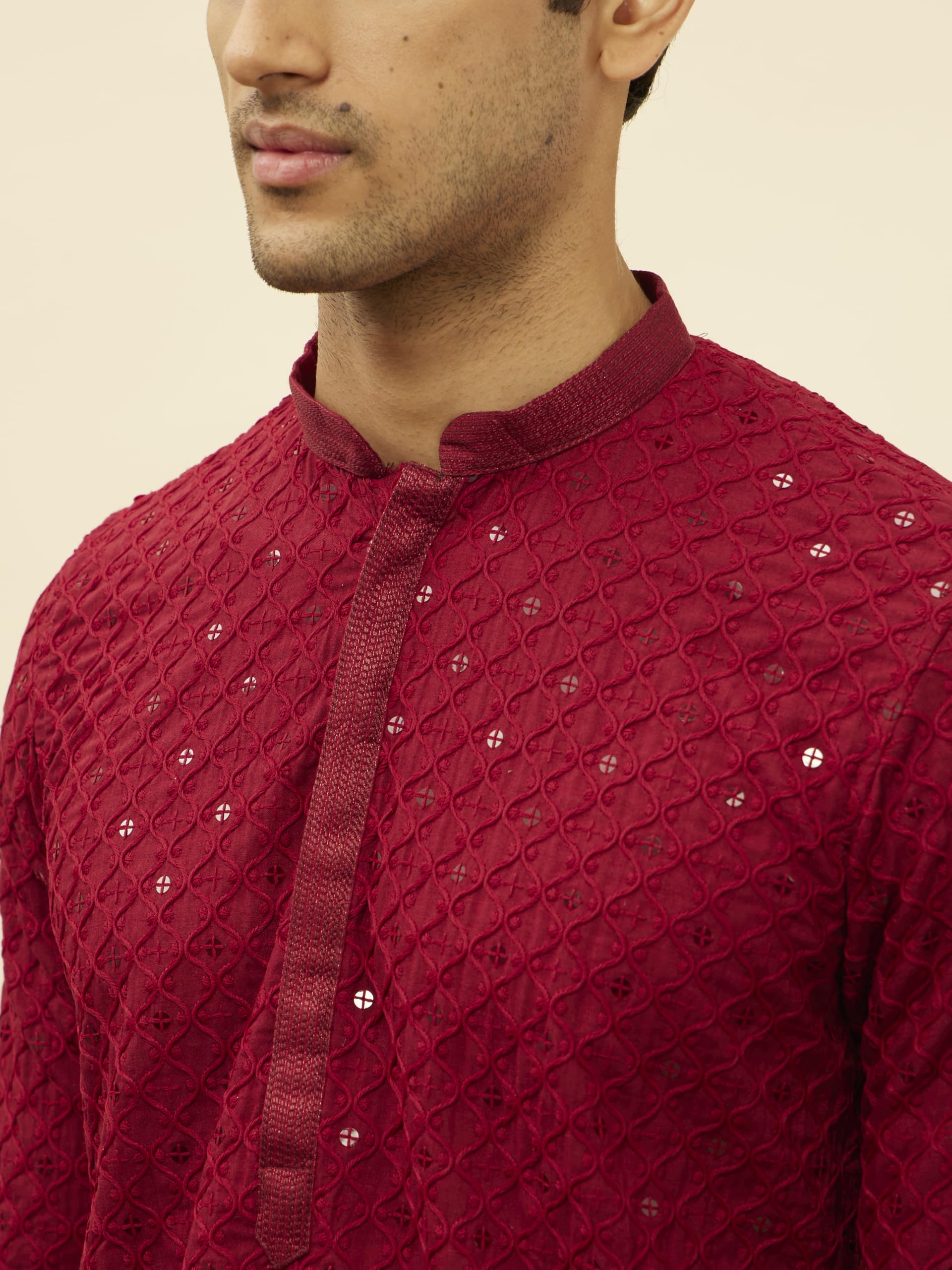 Мужской бордовый смесовый хлопковый набор Kurta Pyjama с вышивкой Чиканкари от Manyavar L малиновый