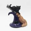 Halloween Schwarze Katze Dekoration Böse Schwarze Katze auf Magischem Besen Harz Katzenstatue mit Hut Tischschmuck für Innen Zuhause Schreibtischdeko