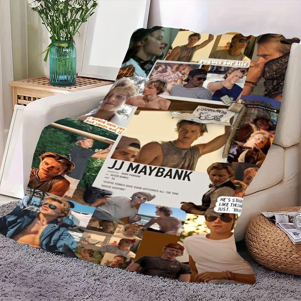 Coperta Collage JJ Maybank Outer Banks - Morbido Plaid in Pile con Momenti Iconici di JJ, Design con Testo Audace, Uso Versatile per H