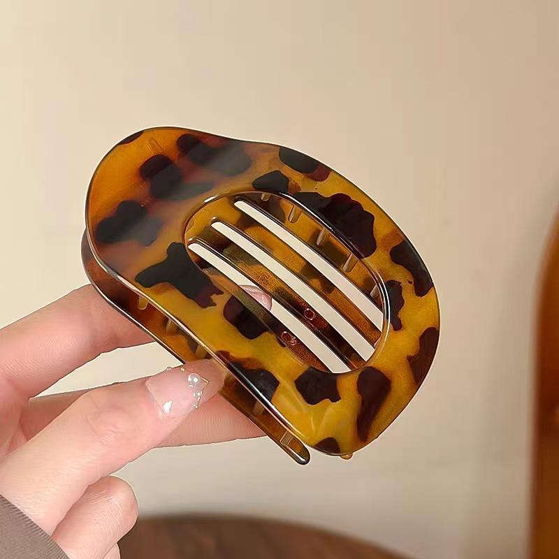 The Arc-shaped Abalone Hair Clamp Is A Flat Plate At The Back of The Head and Does Not Hurt The Head In A Straight Line
