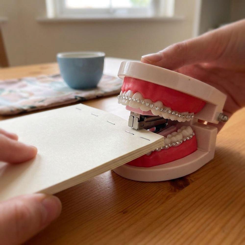Plastic Denture Shaped Stapler Novelty Prank Mini Stapler Fake Teeth Model Decor Halloween Gift