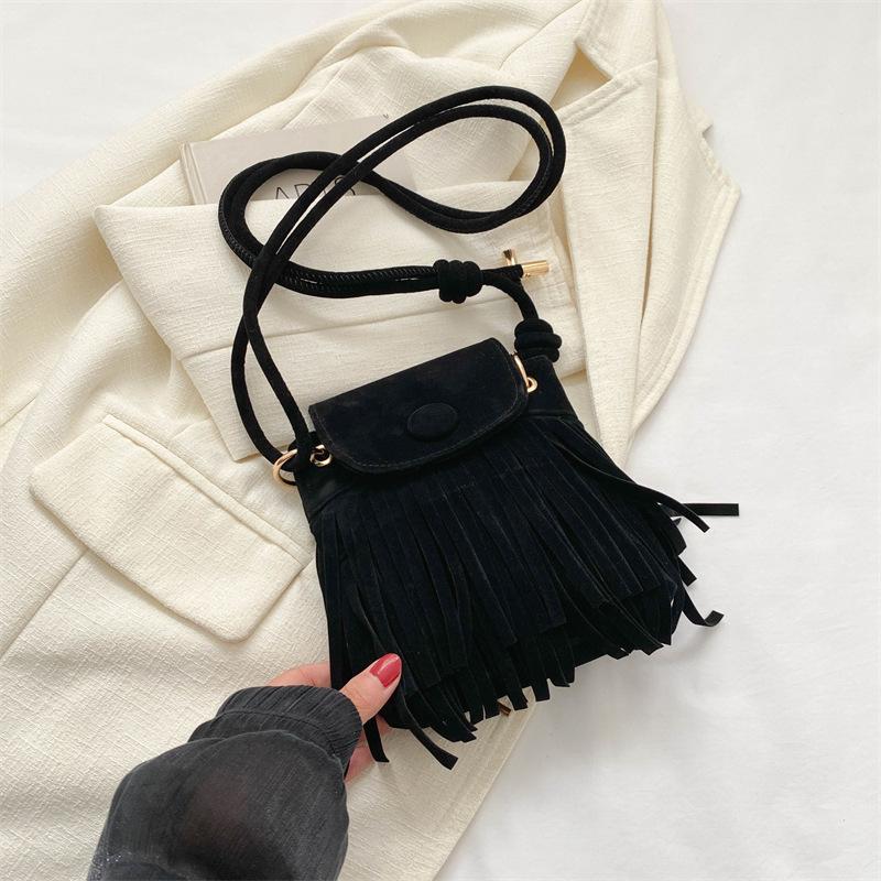 

Женская модная сумка-мессенджер с кисточками, женская, новая коллекция осень-зима 2025, универсальная сумка для мобильного телефона, тренд чёрный