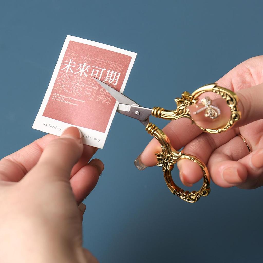 Handmade Retro Stainless Steel Small Scissors for Cross Stitch and DIY Paper Cutting, Seven-Petal Flower Design.