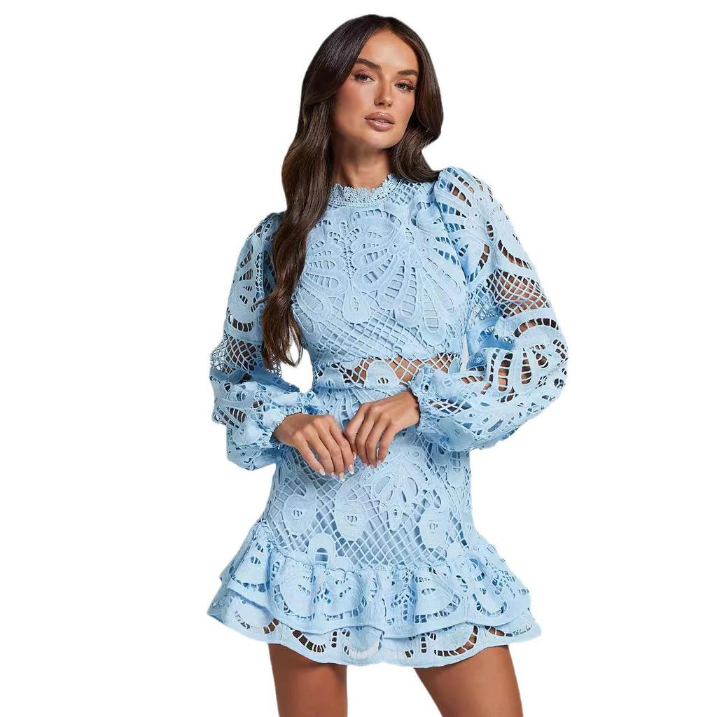 Evropské a americké večerní šaty áčkového střihu se stojáčkem, lucernovými rukávy, volánovým detailem a krajkou rozpustnou ve vodě