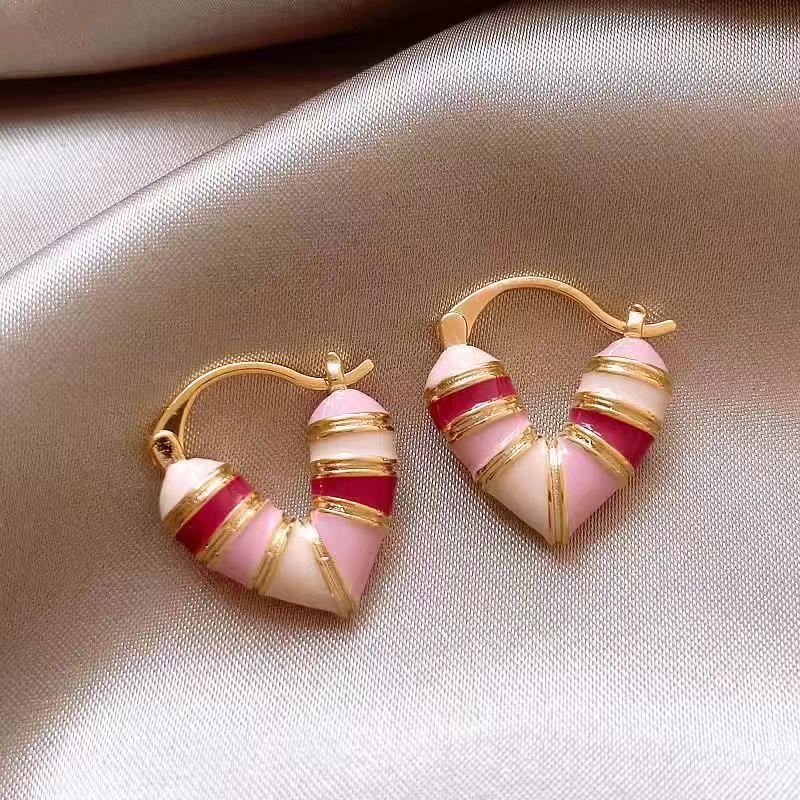 New Arrival Korean Sweet Small Fresh Color Love Heart Hoop Earrings For Women Fashion Elegant Metal Jewelry Party Gifts