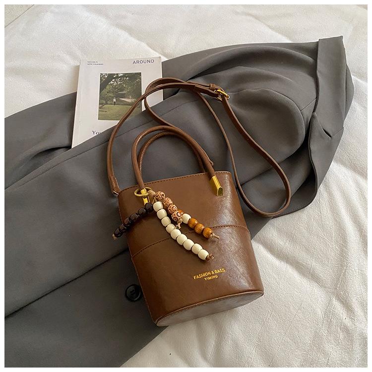 Fashion and high-value retro small bag women's winter new casual messenger bag portable bucket bag small bag