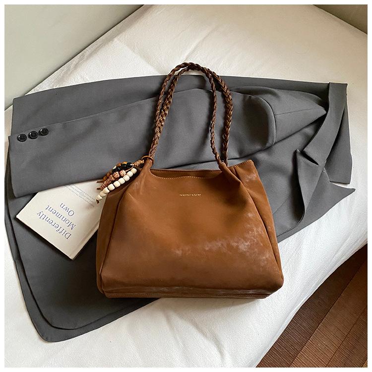 

Retro large-capacity women s bags, new work commuter tote shoulder bags, simple, fashionable and versatile light luxury armpit bags коричневый