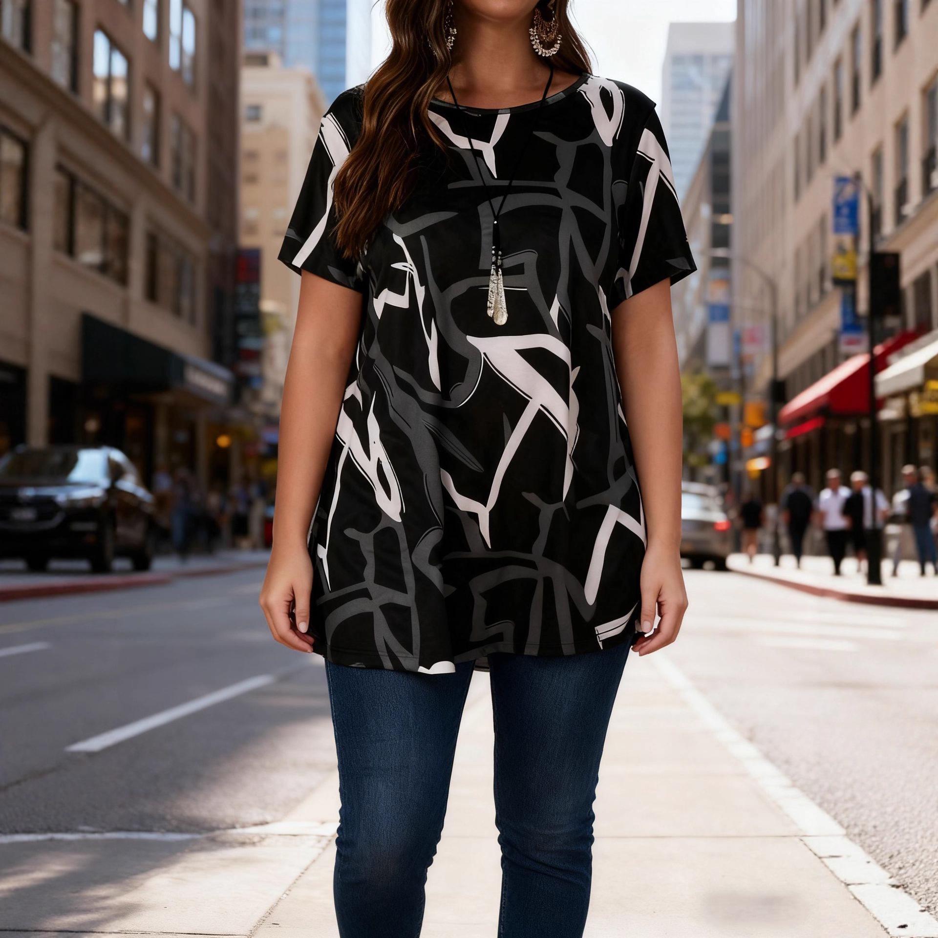 

Plus Size Black and White Abstract Print Casual Top - Loose Fit, Hip-Covering Style 2XL
