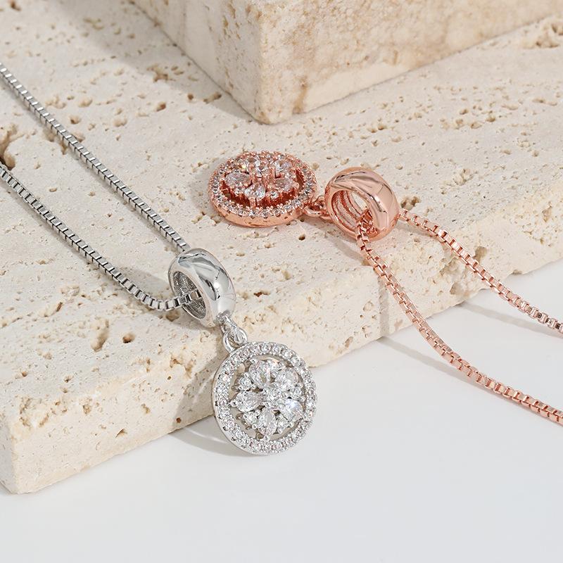 Original Design Lucky Four-leaf Clover Necklace, Round Diamond-encrusted Korean Version Simple Camellia Ring Necklace