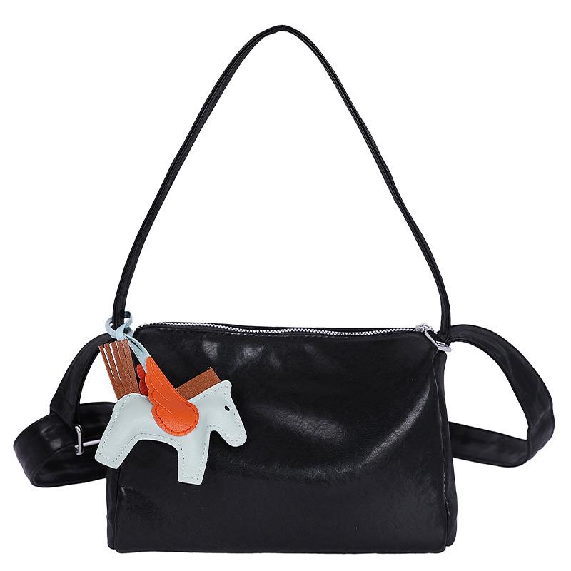 

Korean version of fashion daily travel shoulder pillow bag women s 2025 summer new simple messenger commuter bag чёрный