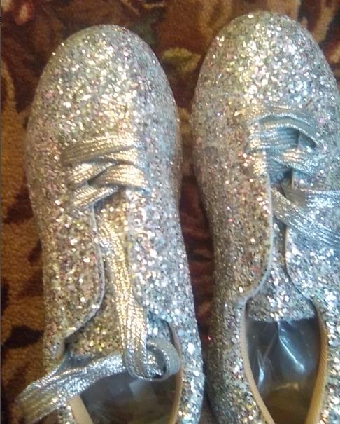 Neuer Damensneaker Frühjahrsmode Komfort Damen Sportschuhe Glitzer Klassische Retro-Sneaker Exquisite Prinzessin Freizeitschuhe Tenis