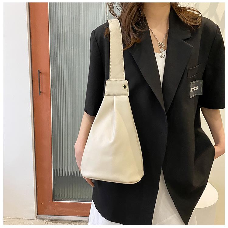

Trendy breast bag, personalized bucket bag, women s 2025 summer casual simple fashion large-capacity messenger bag, foreign style shoulder bag