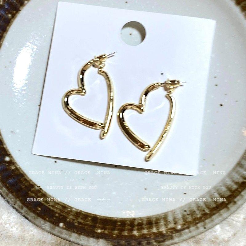 

Cold Metal Splicing Niche Design Female Earrings Gold Heart earrings