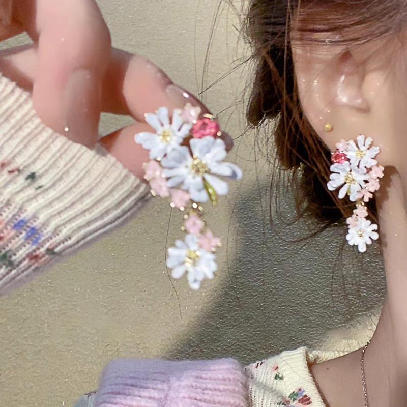 Seaside vacation wind gradual change oil painting wind petal stud earrings small fresh sweet earrings light luxury niche high sense earrings