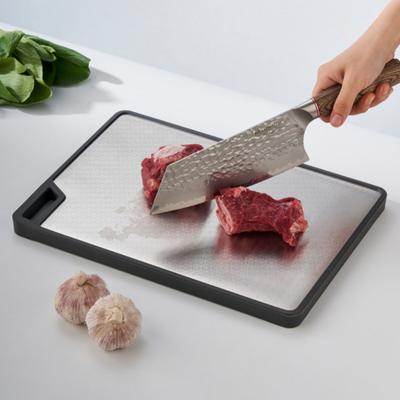 Oboustranná krájecí deska s plochou na strouhání česneku, drážkou na tekutiny, nepřilnavým povrchem a otvory pro zavěšení, krájecí deska 2 v 1